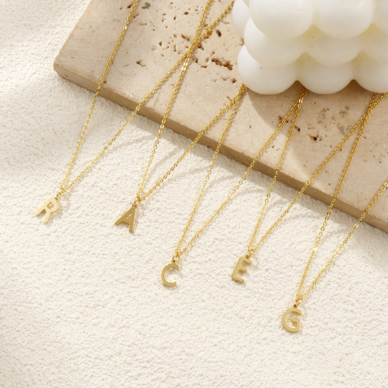 Image de Collier à Breloques Plaqué Or Véritable 18K en Laiton Pour Femmes, Chaîne Maille Forçat 45cm + 5cm, Message " A-Z " Alphabet Majuscule Lettre Initiale Minimaliste Cadeau, Respectueux de la Nature, 1 Pièce