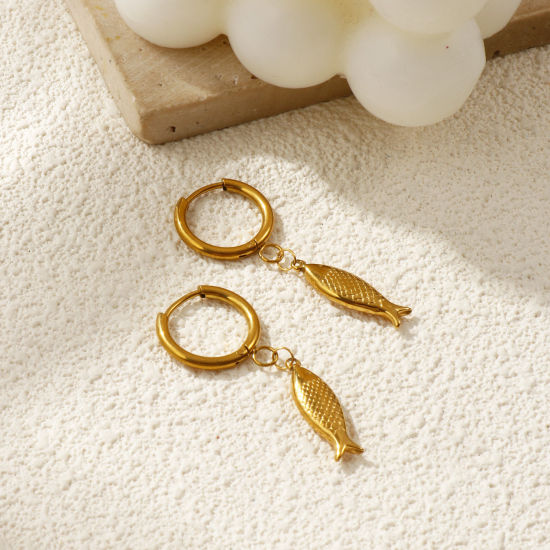 Eco-friendly PVD Vacuum Plating Stylish Ocean Jewelry 18K Gold Plated 304 Stainless Steel Fish Animal 3D Hoop Earrings For Women Gift の画像