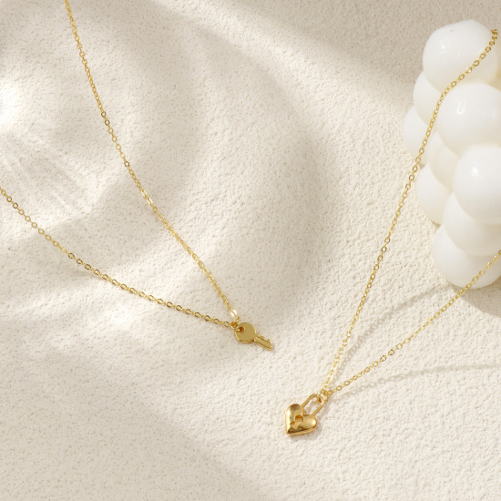 Image de Collier à Breloques Serrure d'Amour & Clé Plaqué Or Véritable 18K en Laiton Pour Femmes, Chaîne Maille Forçat 46cm + 6cm, Exquis À la Mode Cadeau, Respectueux de la Nature, 1 Pièce