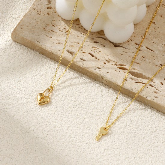 Image de Collier à Breloques Serrure d'Amour & Clé Plaqué Or Véritable 18K en Laiton Pour Femmes, Chaîne Maille Forçat 46cm + 6cm, Exquis À la Mode Cadeau, Respectueux de la Nature, 1 Pièce