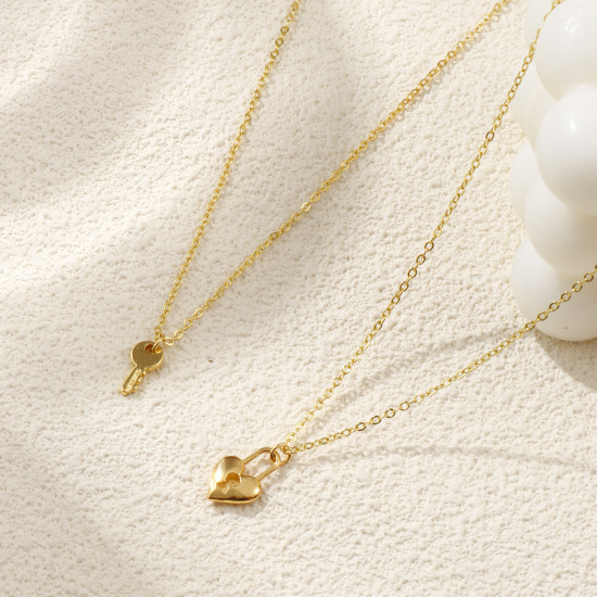 Image de Collier à Breloques Serrure d'Amour & Clé Plaqué Or Véritable 18K en Laiton Pour Femmes, Chaîne Maille Forçat 46cm + 6cm, Exquis À la Mode Cadeau, Respectueux de la Nature, 1 Pièce
