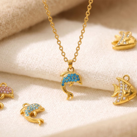 2 個 エコフレンドリー PVD 304ステンレス鋼 海ジュエリー チャーム 卸売り 18Kゴールドメッキ 熱帯魚 海豚 マイクロパヴェ 多色 ラインストーン の画像