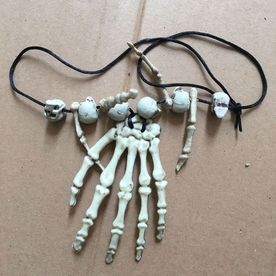 Image de Colliers Halloween Blanc Main Crânes 1 Pièce