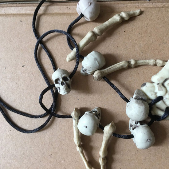 Image de Colliers Halloween Blanc Main Crânes 1 Pièce