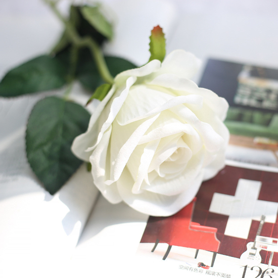 ミルク白色 - ローズブーケシルクフラワーアーティフィシャルフラワー薔薇造花バラ 手作り 全長51cm、1本 の画像