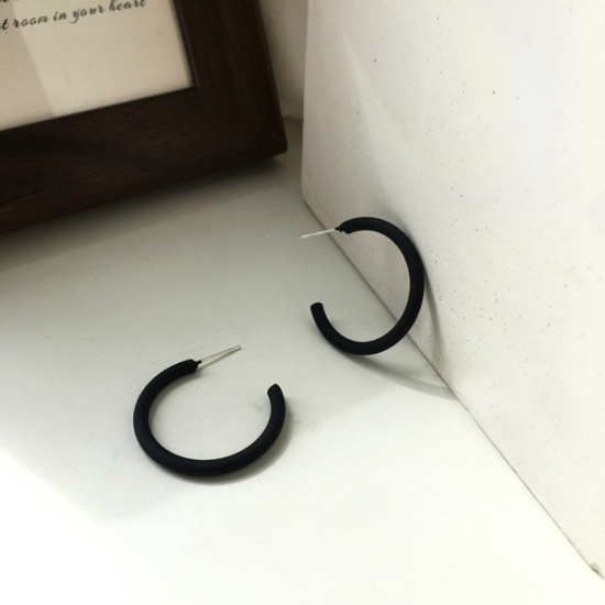フープピアス 黒 マット C字状 30mm x 30mm、 1 ペア の画像