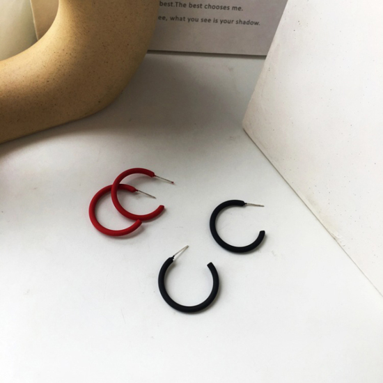 フープピアス 黒 マット C字状 30mm x 30mm、 1 ペア の画像