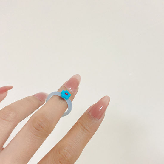 樹脂 調整不能 リング 指輪 環状 青+水色 花  1 個 の画像