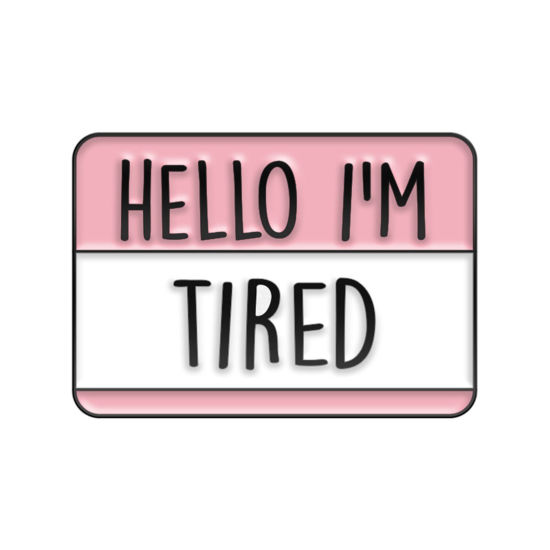 シンプル ブローチ 長方形 文字「Hello I'm Tired」 ホワイト+ピンク エナメル 3cm x 2.2cm、 1 個 の画像