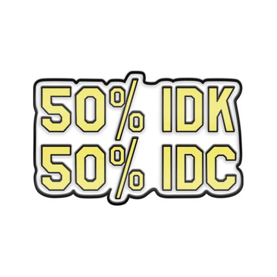 シンプル ブローチ 長方形 文字「50%IDK 50%IDC」 白+黄色 エナメル 3cm x 2cm、 1 個 の画像