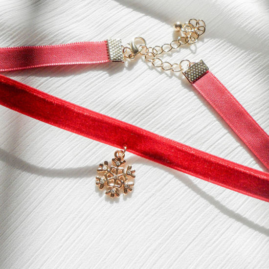 Image de Collier Ras de Cou Élégant Doré Rouge Flocon de Neige de Noël Émail 30cm long, 1 Pièce