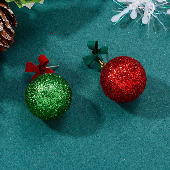 樹脂 クリスマス 非対称イヤリングピアス レッド + 緑 ボール ちょう結び きらめき 3.7cm x 1.8cm、 1 ペア の画像