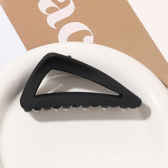 Image de Pince Griffe à Cheveux en Résine Simple Noir Triangle Givré 8.2cm x 5.2cm, 1 Pièce