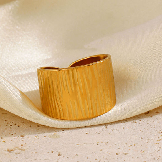 Image de 1 Pièce Placage sous Vide À la Mode Bagues Ouvert Simple en 304 Acier Inoxydable Plaqué Or 18K Rayées Pour Femmes Fête 17mm (Taille d'US 6.5)