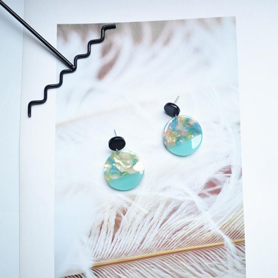 Image de Boucles d'Oreilles Puces en Résine d'Acide Acétique Acetimar Marbre Bleu Clair Rond 45mm x 30mm, 1 Paire