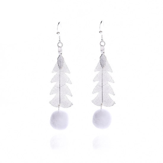 Image de Boucles d'Oreilles en Laiton & Feuille Naturelle Blanc Pin de Noël Balle Pompon 4.2cm x 1.8cm, 1 Paire
